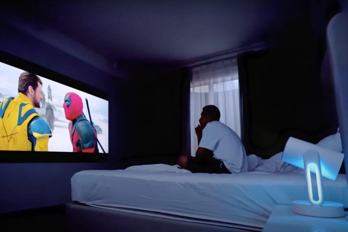 ETOE Starfish Plus Projektor im Test wird im Schlafzimmer an die Wand projeziert, das Bild ist sehr Hell trotz dämmerndem Licht draußen.